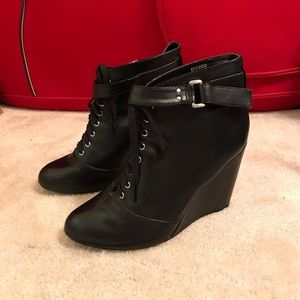 Women’s boot with heels.